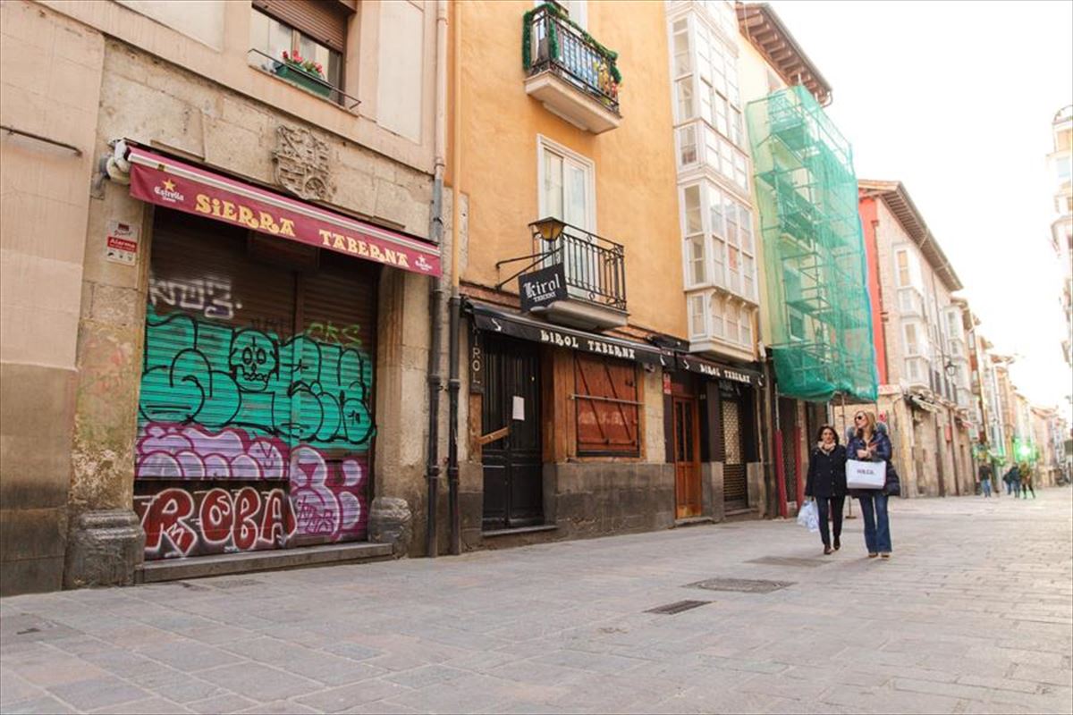Todo cerrado en la 'Kutxi', la conocida calle Cuchillería del Casco Viejo de Vitoria. Foto: EFE
