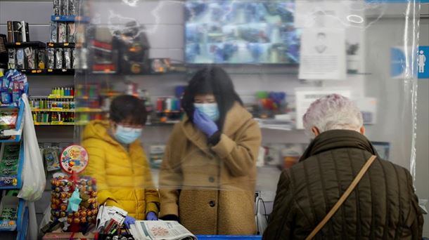 Gente con mascarillas y guantes en una tienda de Navarra. EFE