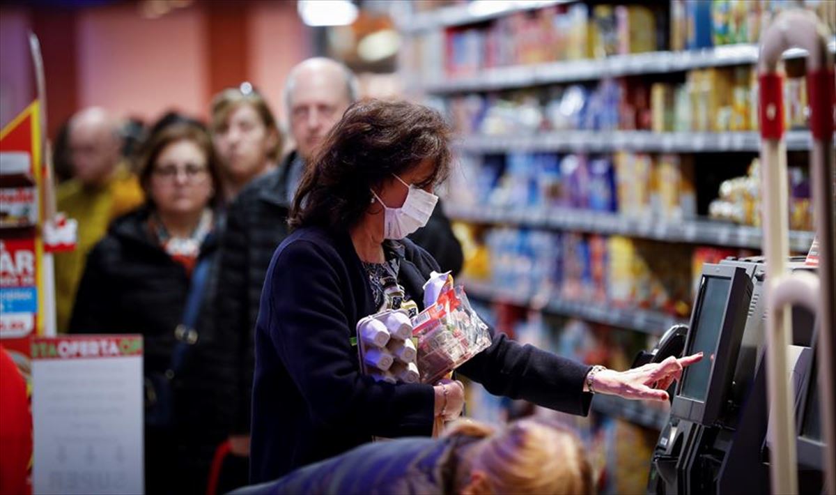 Una mujer, realizando compras en un supermercado de Donostia
