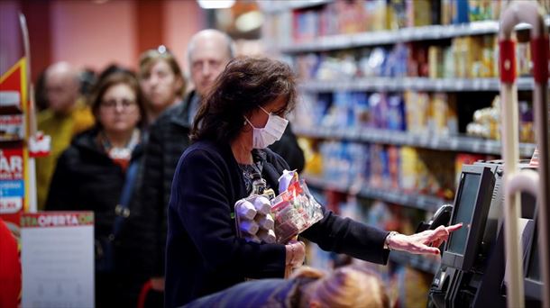 Una mujer, realizando compras en un supermercado de Donostia