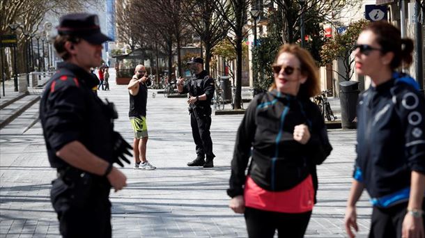 Ertzaintza Donostian oinezkoen zirkulazioa kontrolatzen.