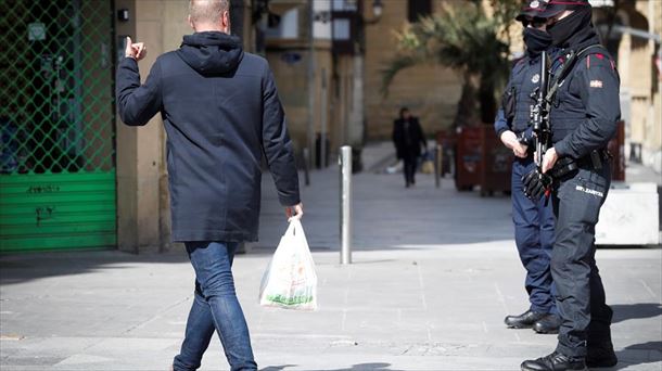 Dos agentes de la Ertzaintza y un transeúnte en San Sebastián. Foto de archivo: EFE