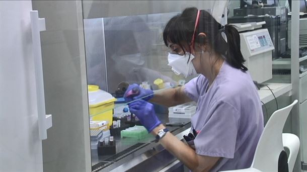 Una profesional sanitaria en un laboratorio.