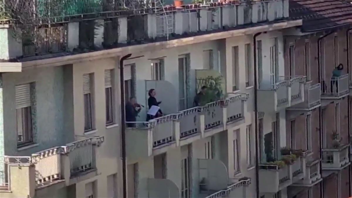 La gente ha salido a los balcones para cantar