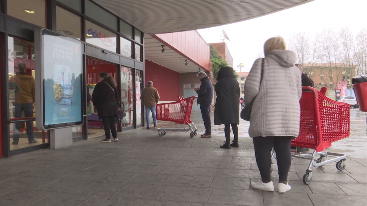 Ilaran egon behar izan dute askok supermerkatuetara sartzeko