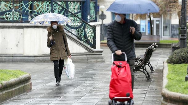 Varias personas en Bilbao, este lunes