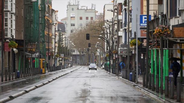 Una calle de Vitoria-Gasteiz, prácticamente vacía, durante el estado de alarma