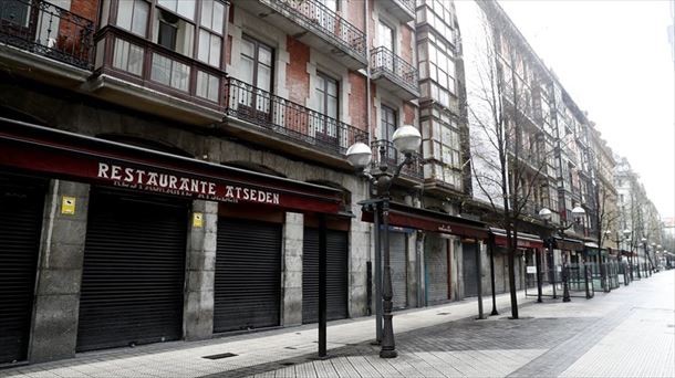 Imagen de una calle de Bilbao, con varios negocios cerrados