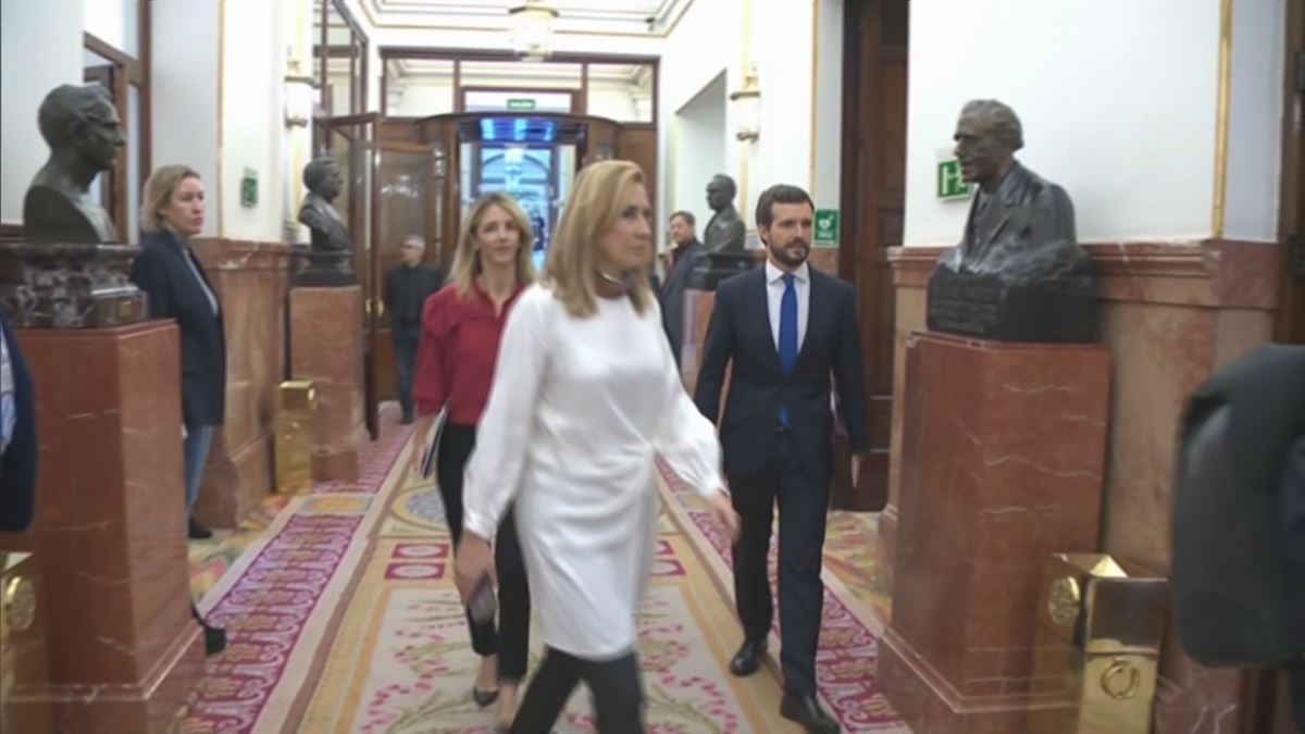 Pablo Casado y su equipo entrando al hemiciclo