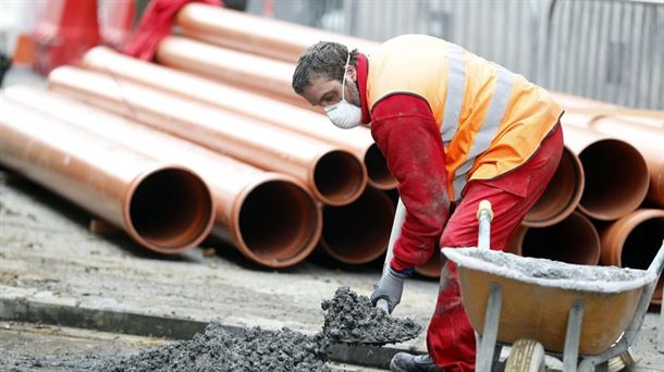 Una persona trabajando en una obra en Bilbao. Foto de archivo: EFE