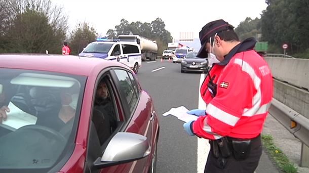 Ertzaintzako agente bat, auto gidari batekin hizketan