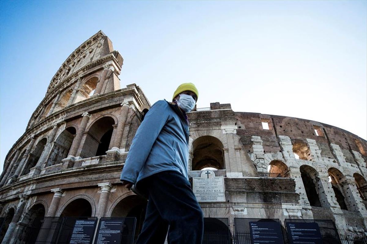 Un turista se protege con una mascarilla durante su visita al Coliseo. 