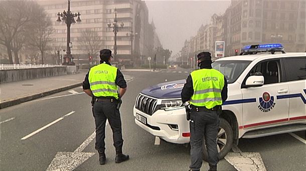 Ertzainas controlando las salidas de San Sebastián