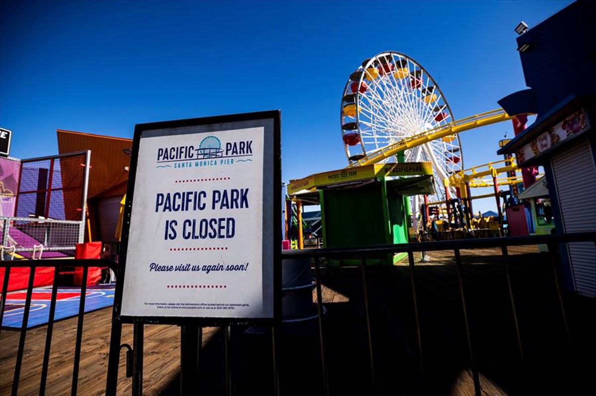 Parque de atracciones cerrado en Santa Mónica a causa de la pandemia de coronavirus. 