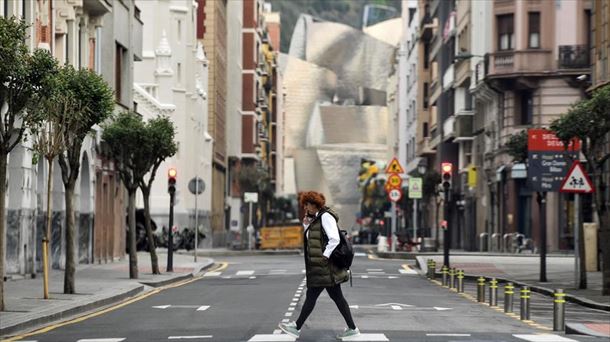 Una persona paseando en Bilbao.