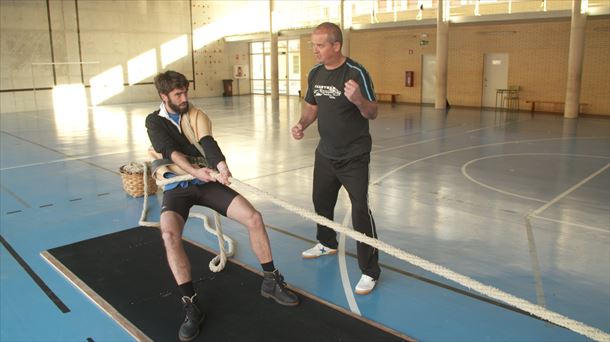 Zuhaitz practicando sokatira junto a Ramontxo, entrenador del equipo de herri kirolak de Txantrea