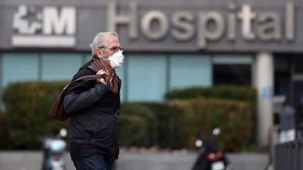 Hombre con mascarilla frente a un hospital de Madrid. EFE