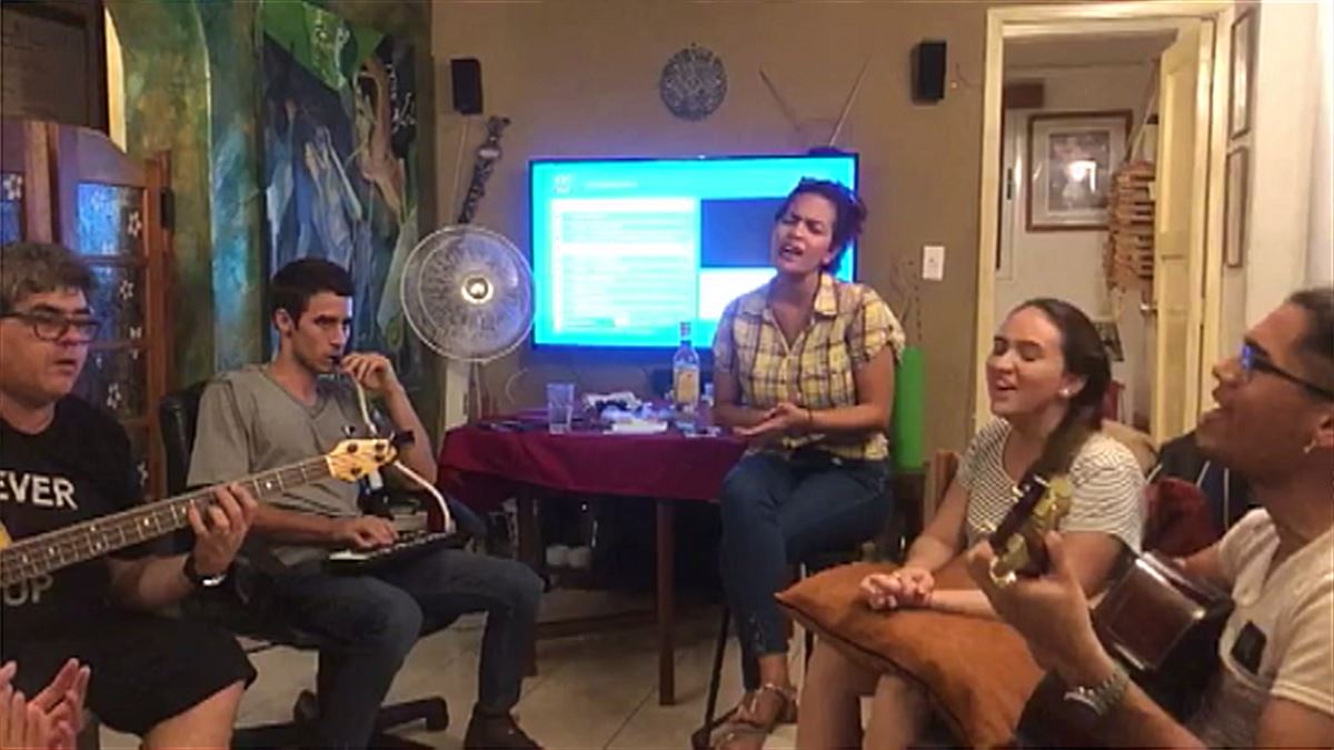 Familiares de Pablo Milanés, cantando.