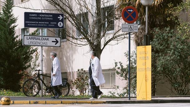 Dos sanitarios, a la entrada del servicio de Urgencias del Hospital de Txagorrixu