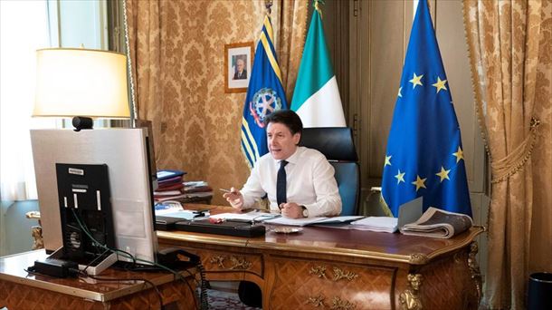 Giuseppe Conte prentsaurreko birtual batean, bere bulegotik.