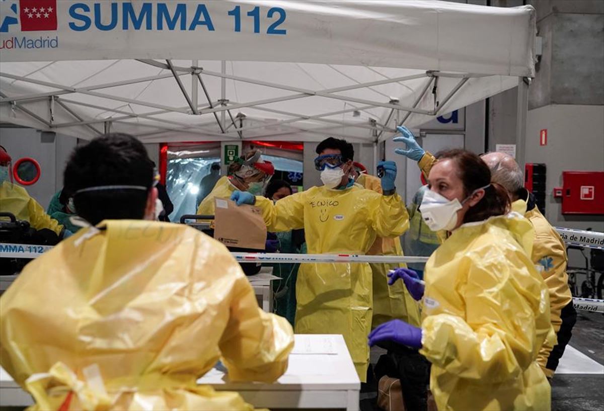Sanitarios trabajando en el hospital montado en Ifema, hoy en Madrid.