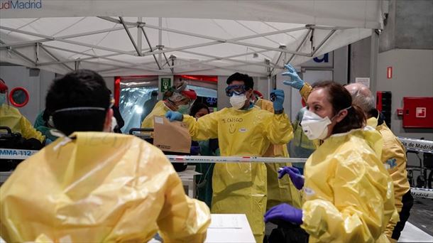 Sanitarios trabajando en el hospital montado en Ifema, hoy en Madrid.