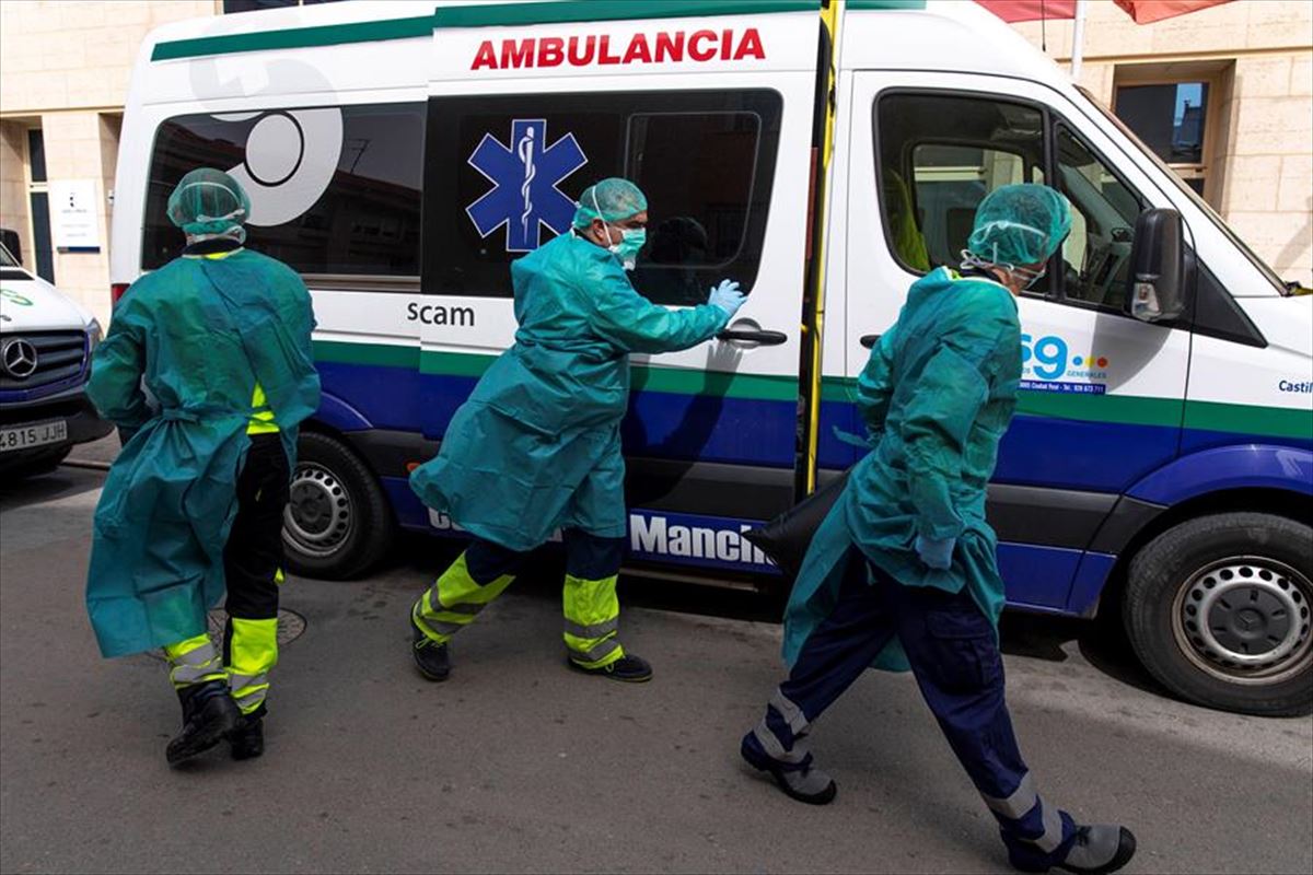 Trabajadores sanitarios, con una ambulancia