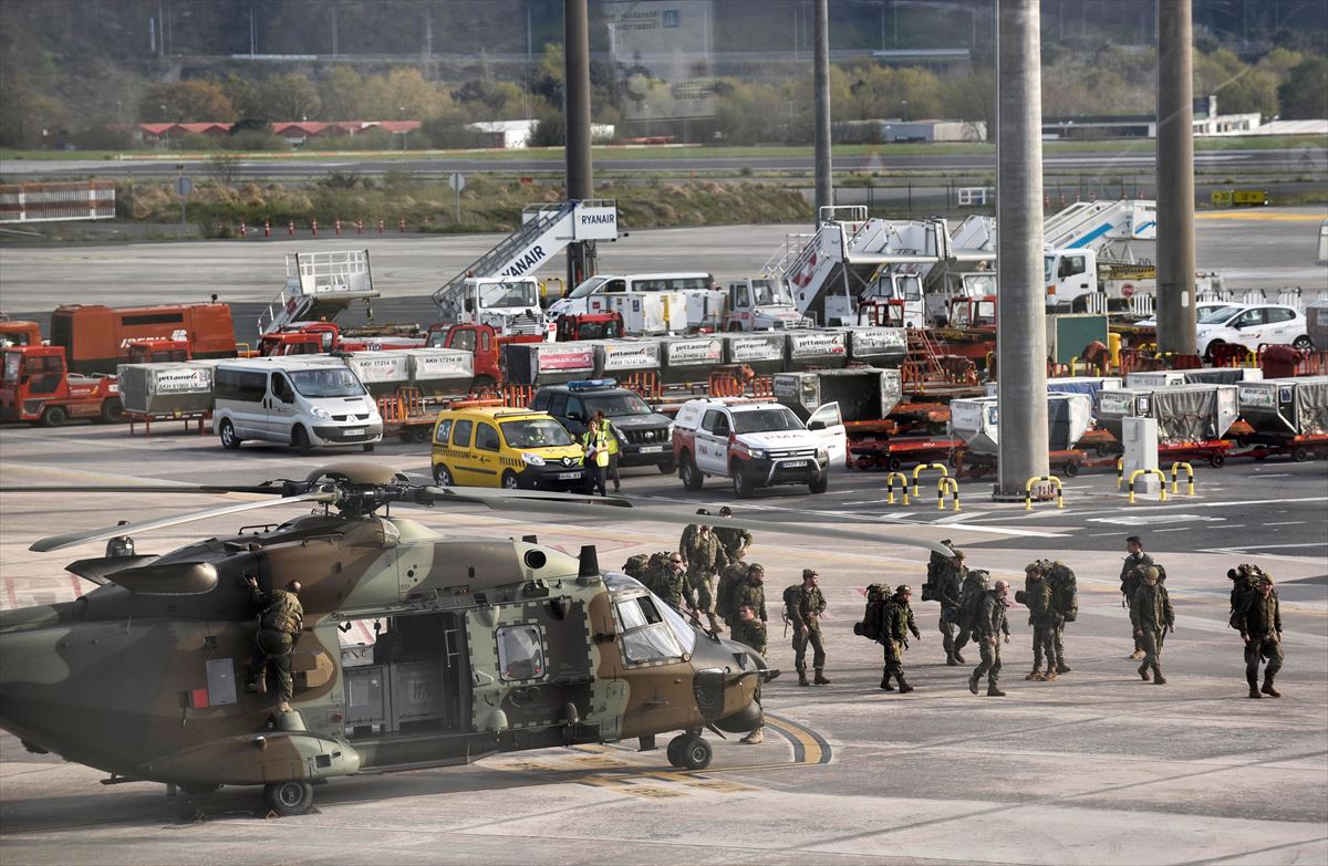 El Ejército español desinfecta las instalaciones del aeropuerto de Loiu