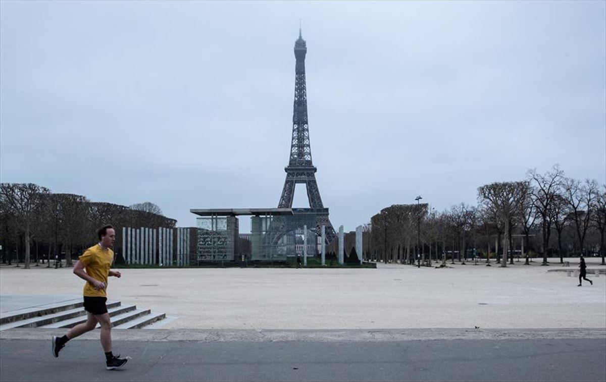 Gizon bat korrika, Eiffel dorrearen inguruan.