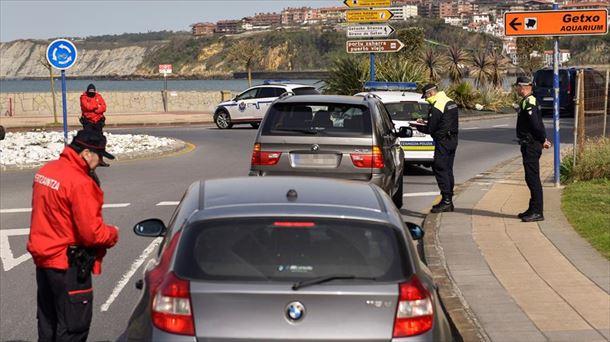 Agentes de la Ertzaintza y Policía Local de Getxo controlan el acceso a Ereaga.