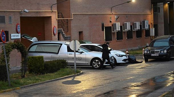 Un coche fúnebre se dispone a realizar su servicio en Madrid. 