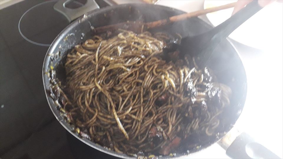 Espagettis con calamares. Sergio