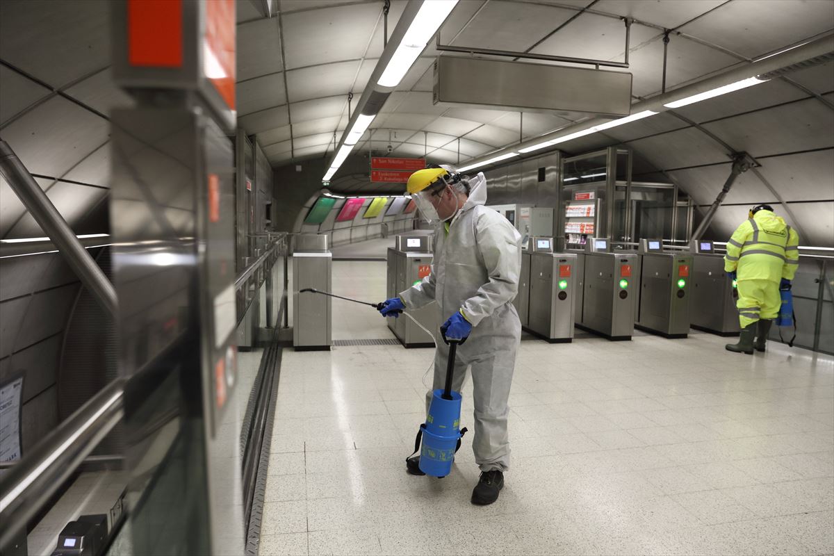 Langileak metroa desinfektatzen