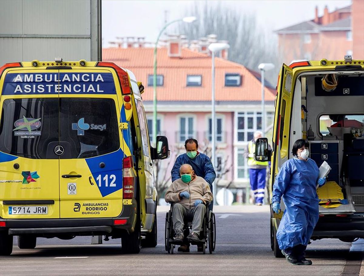 Un anciano en trasladado en ambulancia