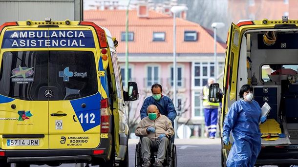 Sanitarios trasladan a los ancianos de una residencia de Burgos a un centro hospitalario. 