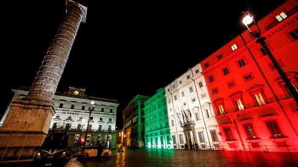 Palacio Chigi, iluminada con los colores de Italia