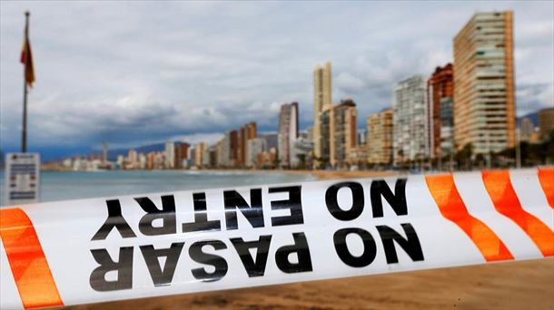 Un cordón policial impide el paso a la playa de Levante de Benidorm.