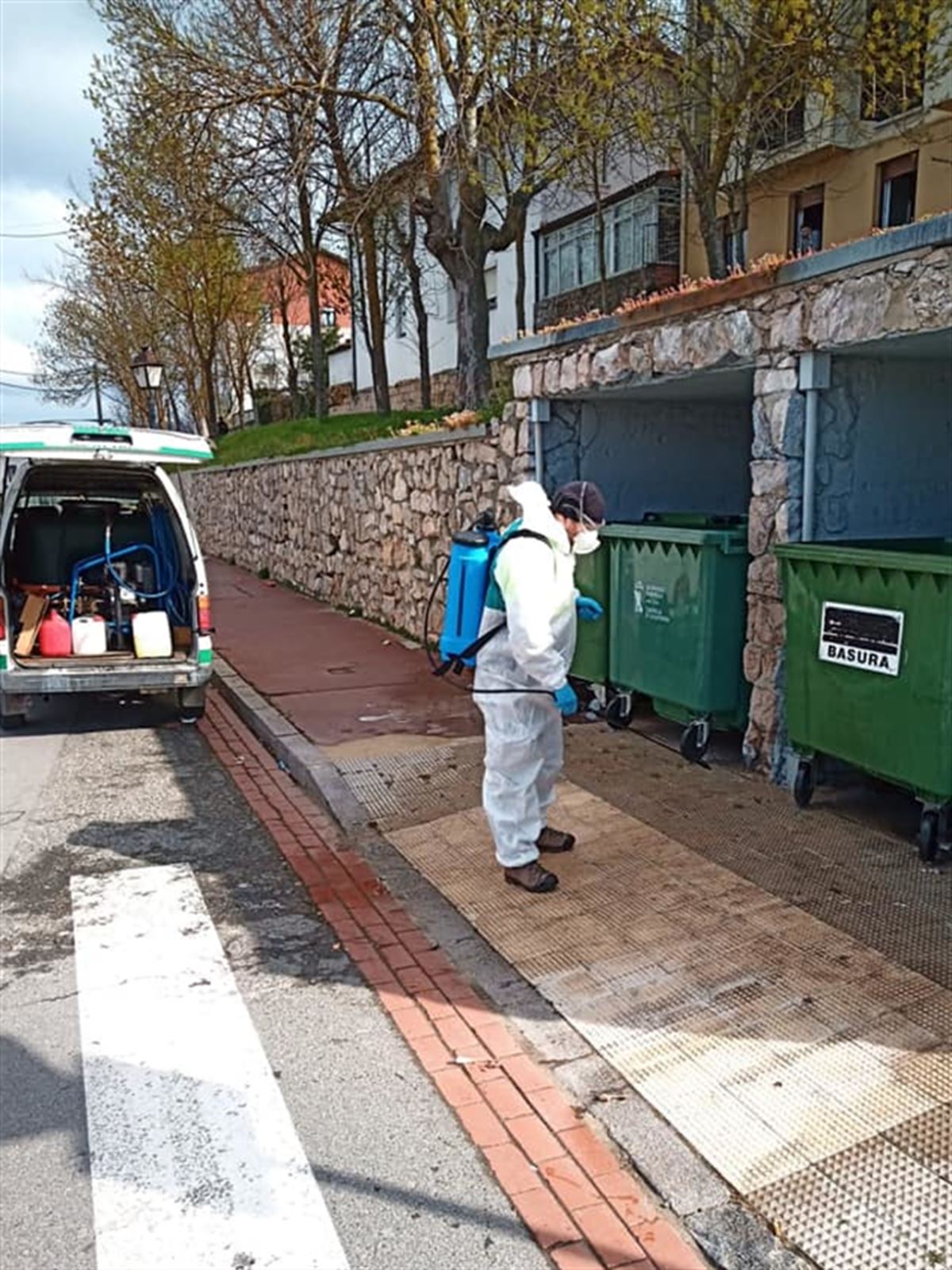 Operario de limpieza desinfectando los contenedores de la carretera de Zuazo de Agurain.