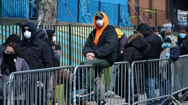 Ciudadanos hacen cola en un hospital de Queens