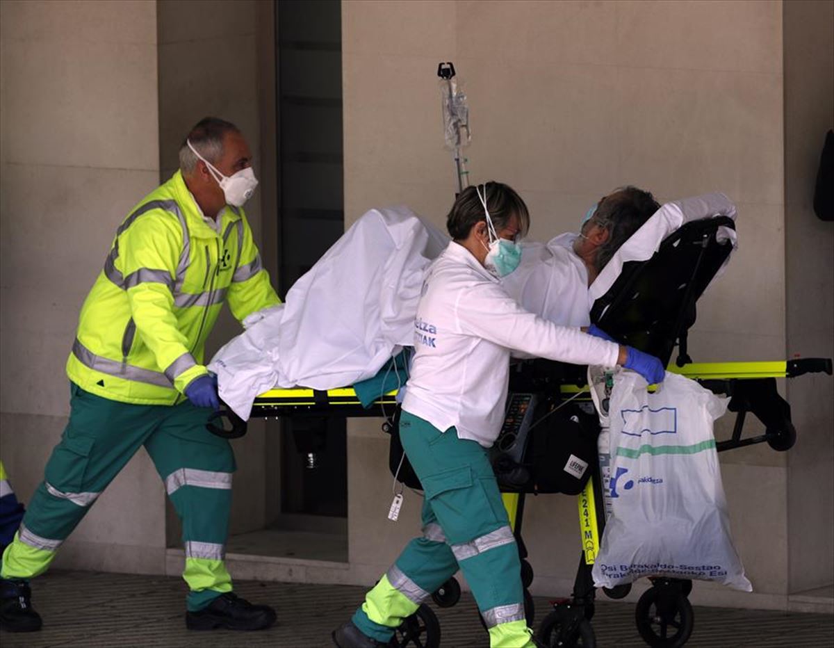 Personal de hospital trasladando a un enfermo de COVID-19