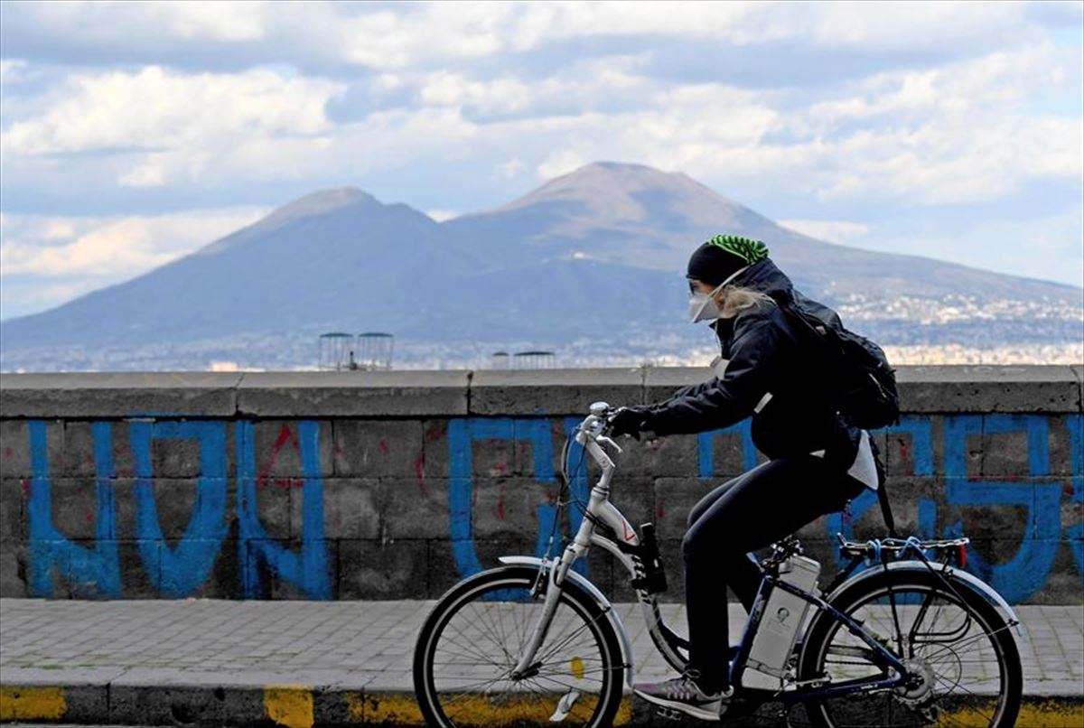 Una persona montando en bicicleta en Italia
