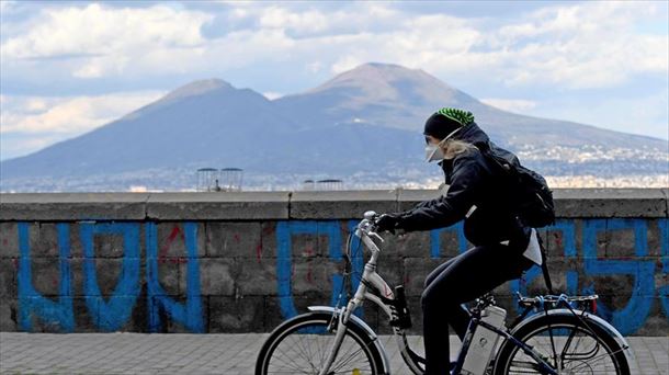 Una persona montando en bicicleta en Italia