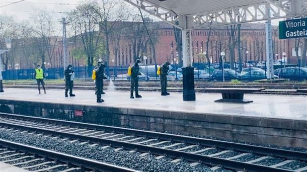 El ejército español desinfecta la estación de tren de Vitoria-Gasteiz