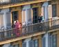 Txirri, Mirri y Txiribiton cumplen 48 años y lo celebran desde los balcones en Donostia