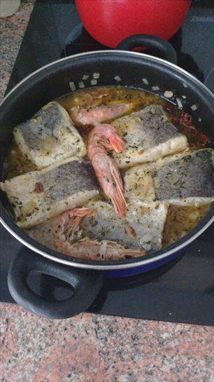 Merluza con langostinos. 