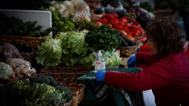 Una mujer prepara el género de su puesto de alimentación 