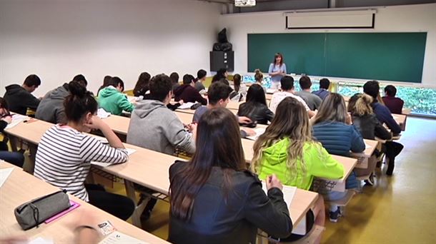 Alumnos asisten a una clase presencial, antes de la crisis del coronavirus