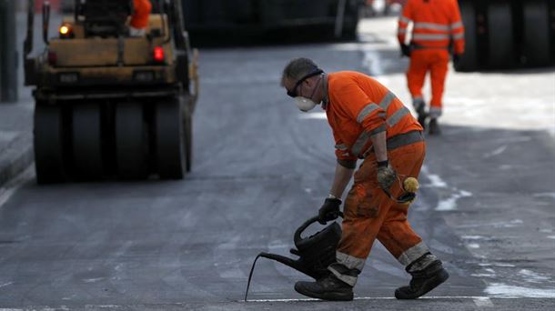 Trabajadores asfaltando una carretera en Bilbao.