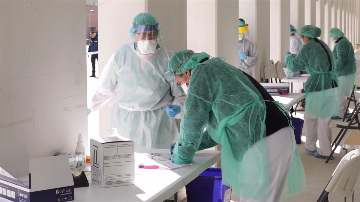 Una enfermera del hospital bilbaino de Basurto, realiza una prueba de detección de coronavirus