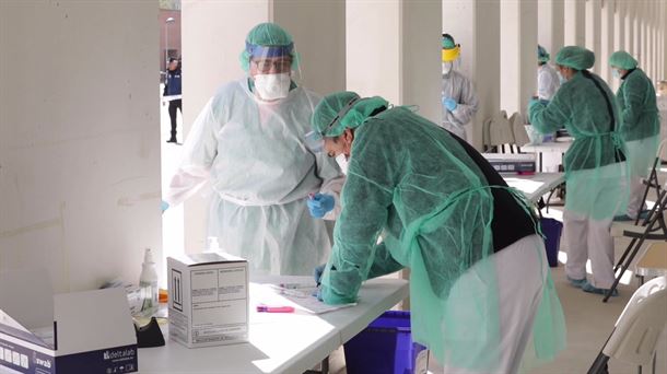 Sanitarios con los test del coronavirus. Foto: EFE